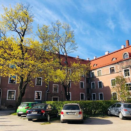Historic Charm - Cozy Nordic Retreat In Time-Honored Residency Lägenhet Tallinn Exteriör bild